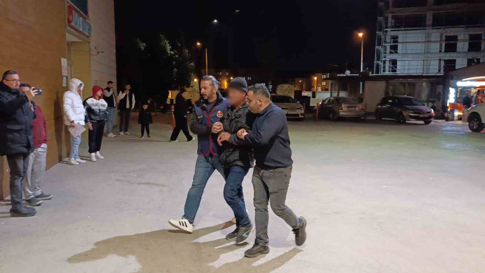 Bursa’da 15 yıl hapis cezası bulunan firari dolmuşta yakalandı 5 bursada 15 yil hapis cezasi bulunan firari dolmusta yakalandi 1 hpgZWeEz
