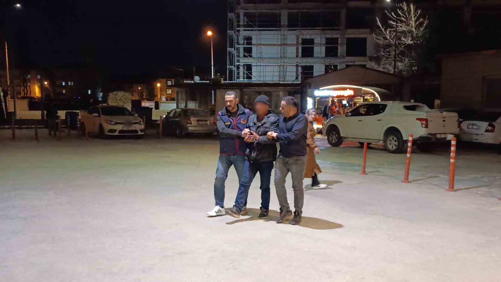 Bursa’da 15 yıl hapis cezası bulunan firari dolmuşta yakalandı 6 bursada 15 yil hapis cezasi bulunan firari dolmusta yakalandi 2 v8msLFQs