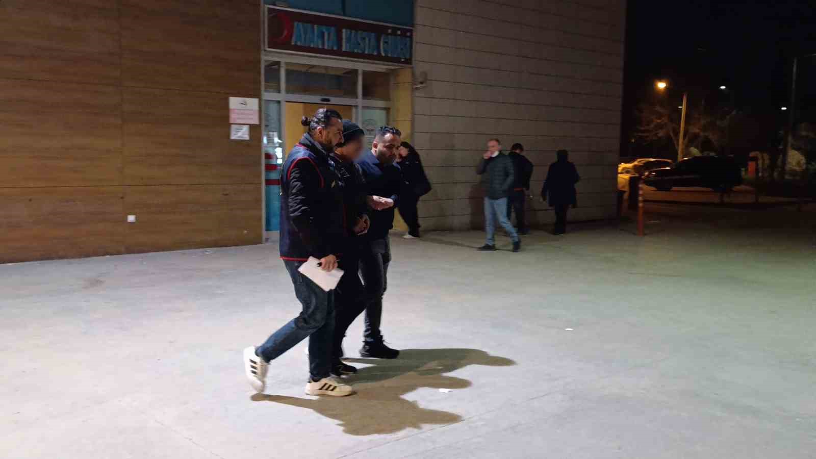 Bursa’da 15 yıl hapis cezası bulunan firari dolmuşta yakalandı 7 bursada 15 yil hapis cezasi bulunan firari dolmusta yakalandi 3 Vj1kF6kS