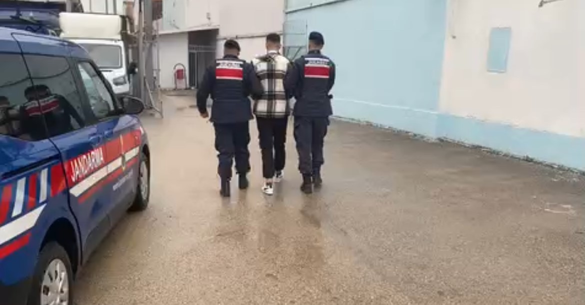 Bursa’da 17 yıl 29 ay hapis cezası bulunan firari yakalandı 5 bursada 17 yil 29 ay hapis cezasi bulunan firari yakalandi 1