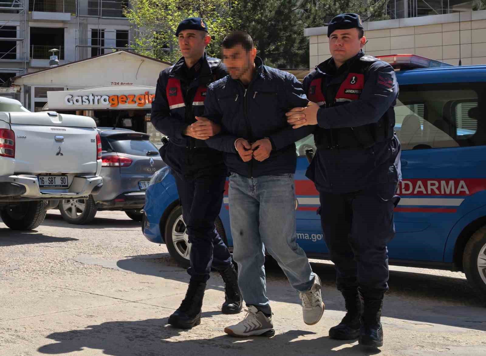 Bursa’da 17 yıl hapis cezası bulunan şahıs jandarma ekiplerince yakalandı 5 bursada 17 yil hapis cezasi bulunan sahis jandarma ekiplerince yakalandi 1 SqY8hZ7Z