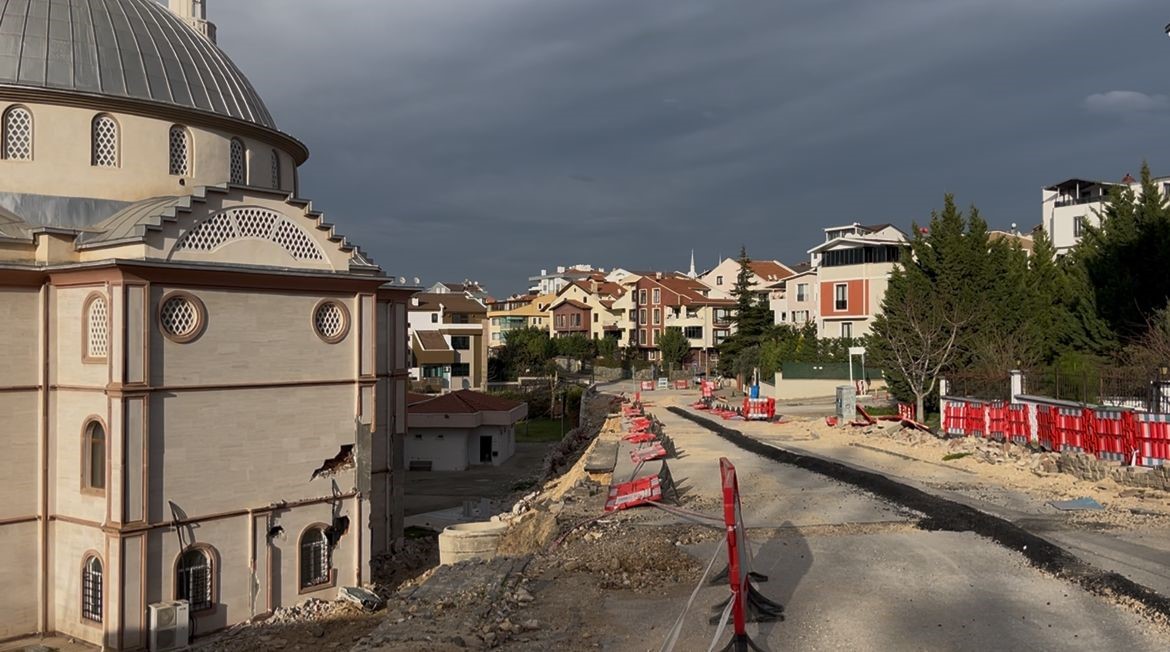 bursada 2 aylik cilecoken duvar yolu da camiyi de kapatti 1 Azev6ann