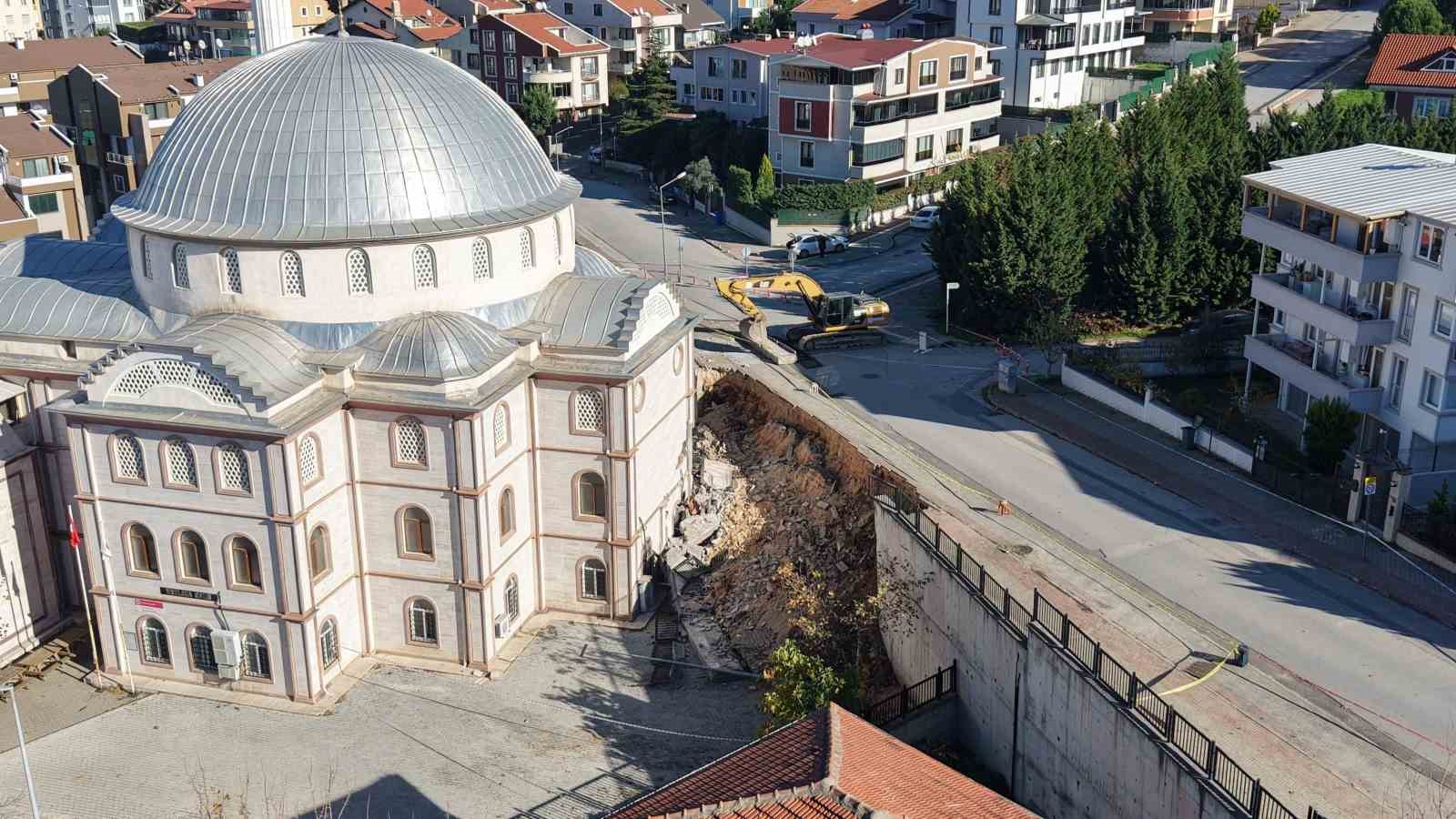 bursada 2 aylik cilecoken duvar yolu da camiyi de kapatti 6 XRJ6LFTp
