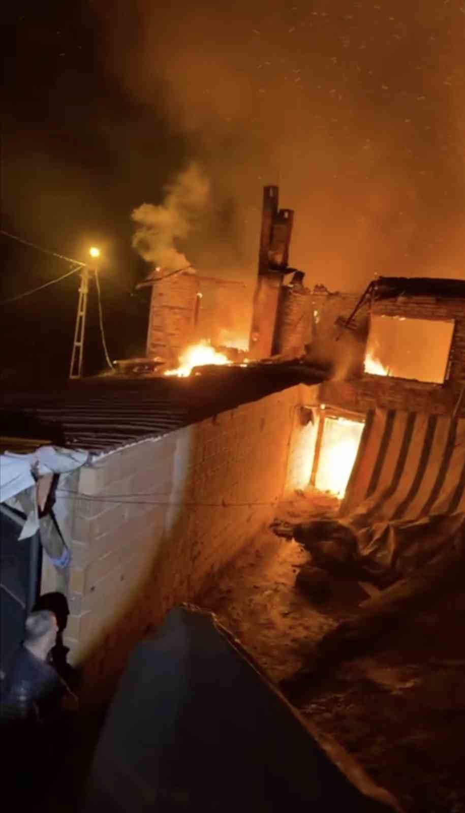 bursada 2 katli ev alevlere teslim oldu 2 pFGIUCC1