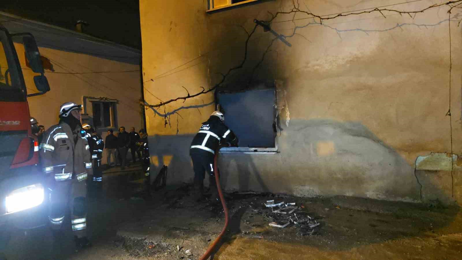 bursada 2 katli evde cikan yangin korkuttu 1 bapw2rsp
