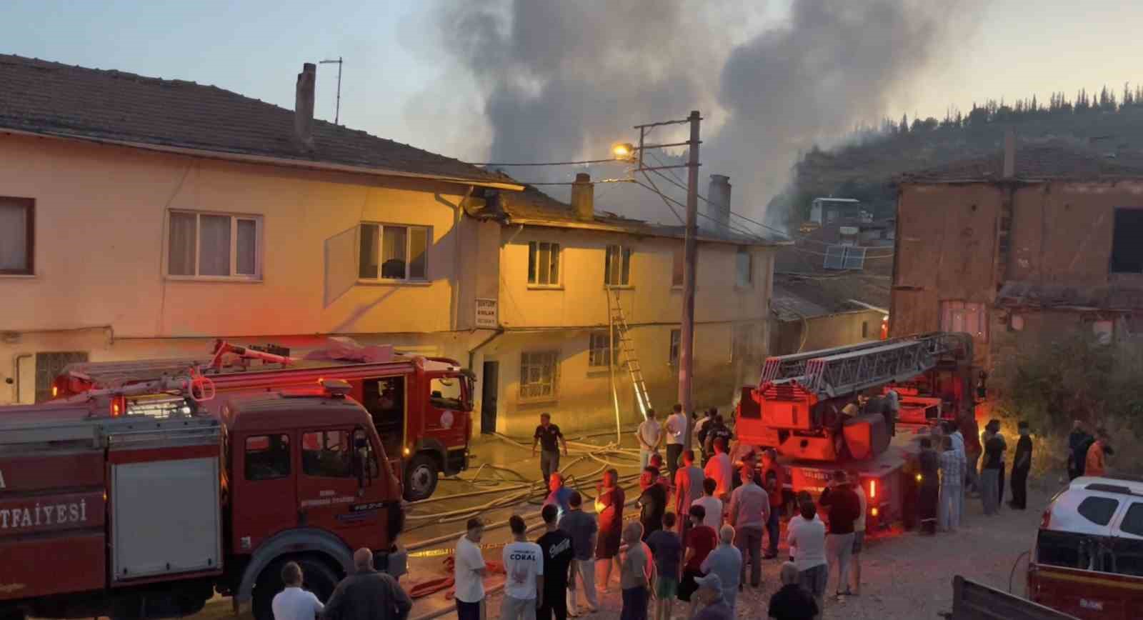 Bursa’da 2 katlı evde çıkan yangında 30 yaşındaki genç hayatını kaybetti 4 bursada 2 katli evde cikan yanginda 30 yasindaki genc hayatini kaybetti 0 5z9j6Tub
