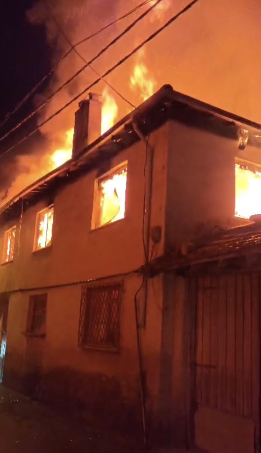 Bursa’da 2 katlı evde çıkan yangında 30 yaşındaki genç hayatını kaybetti 7 bursada 2 katli evde cikan yanginda 30 yasindaki genc hayatini kaybetti 3 rDZZTlOt