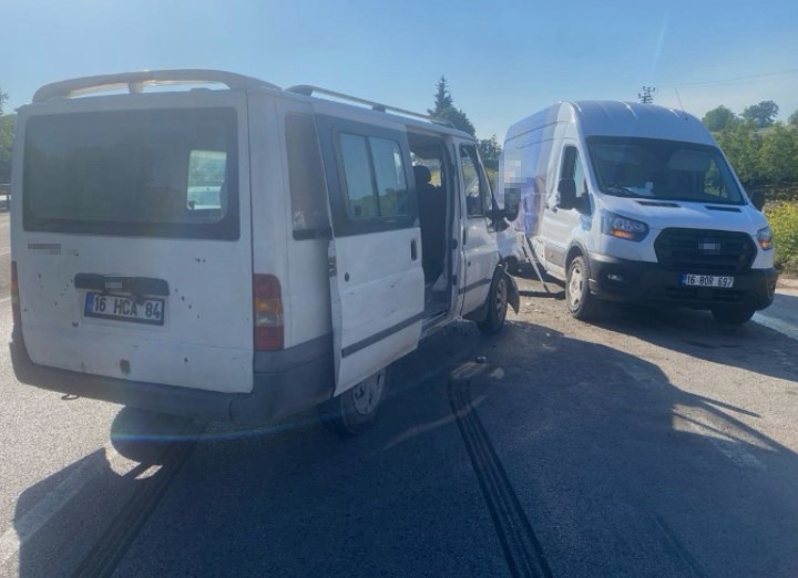 bursada 2 minibus carpisti 4 kisi yaralandi 0 dK1lETq5