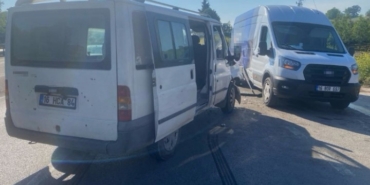 bursada-2-minibus-carpisti-4-kisi-yaralandi-fmYGDsqB.jpg