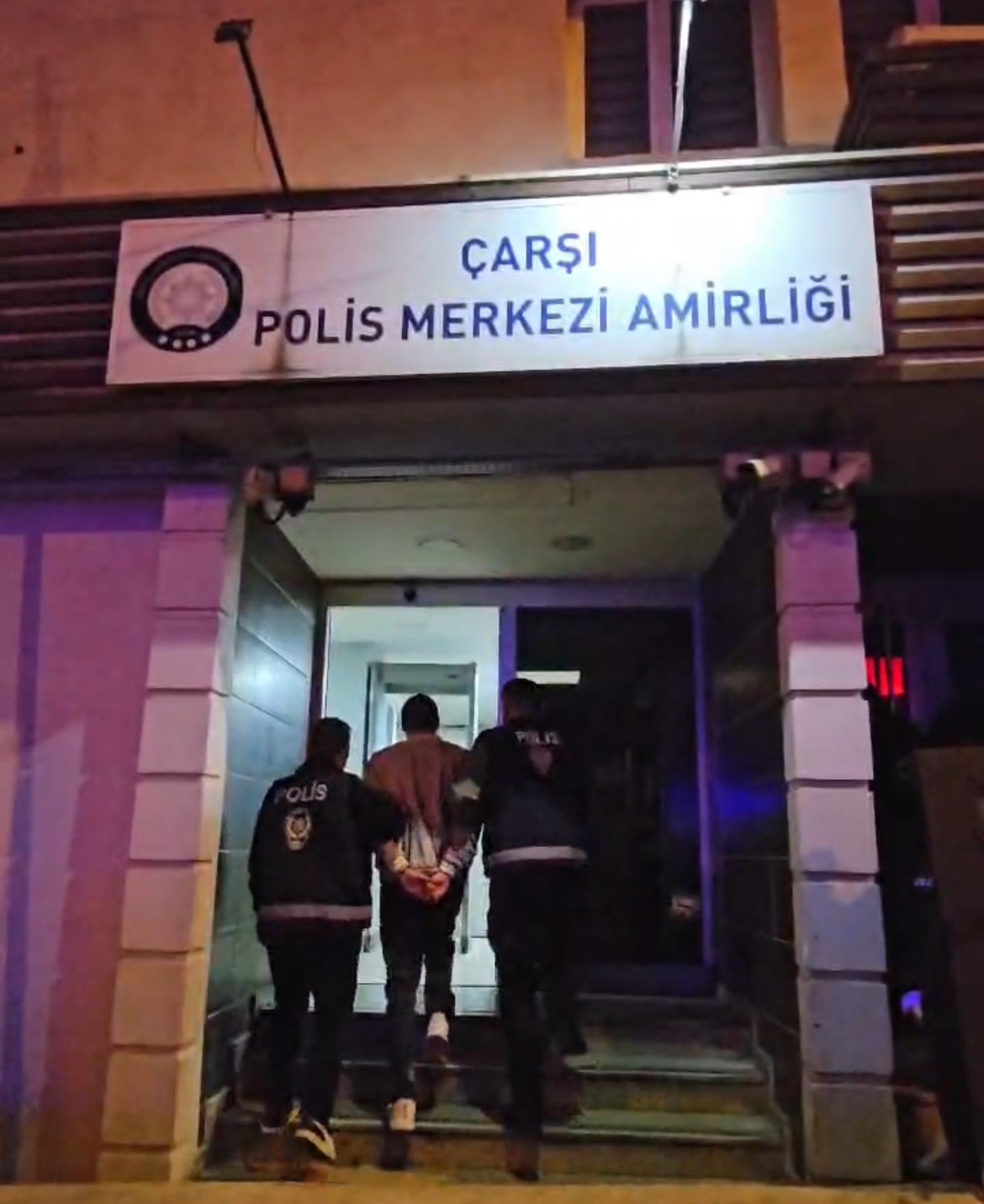 Bursa’da 24 yıl hapis cezası bulunan şahıs yakalandı 6 bursada 24 yil hapis cezasi bulunan sahis yakalandi 2 FFBFebdh