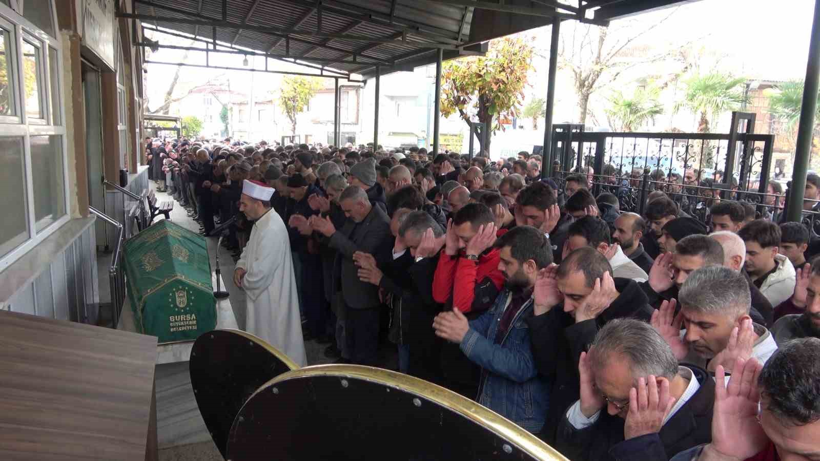 bursada 3 gun aranip mudanya sahilde cesedi bulunan 19 yasindaki berat yavuz topraga verildi