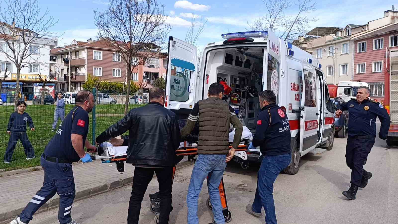 bursada 3 katli binada yangin dumandan zehirlenen yasli kadinin durumu agir 1