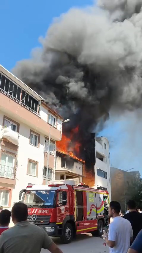 bursada 3 katli binanin catisi alevlere teslim oldu 0 8MvImzAH