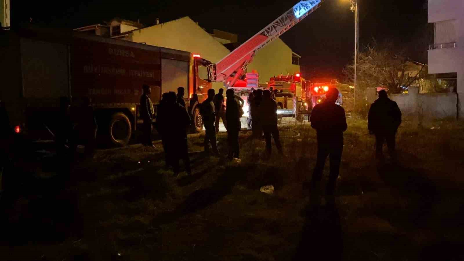 bursada 3 katli binanin catisinda yangin 1 4aQSU1Yf