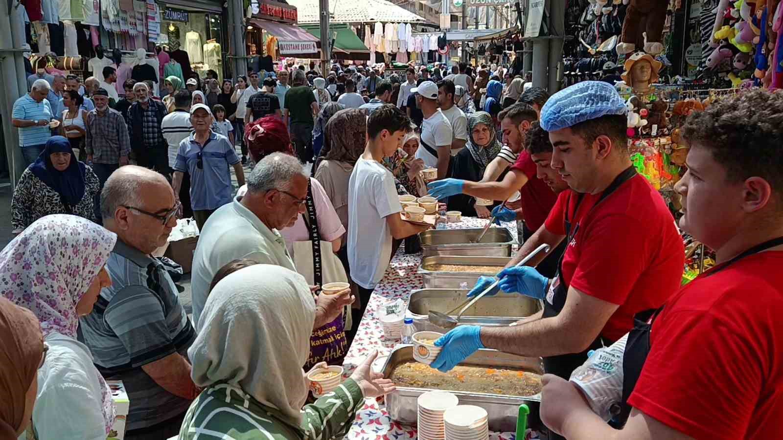 bursada 30 yillik gelenektuzpazari esnafi 5 bin kisiye asure ikram etti 0 r9y33EnK