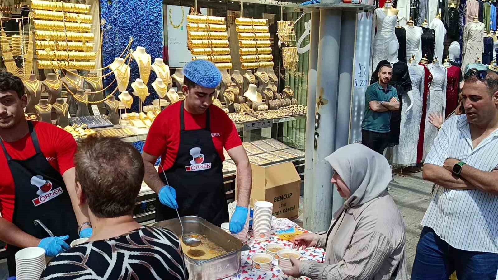 bursada 30 yillik gelenektuzpazari esnafi 5 bin kisiye asure ikram etti 2