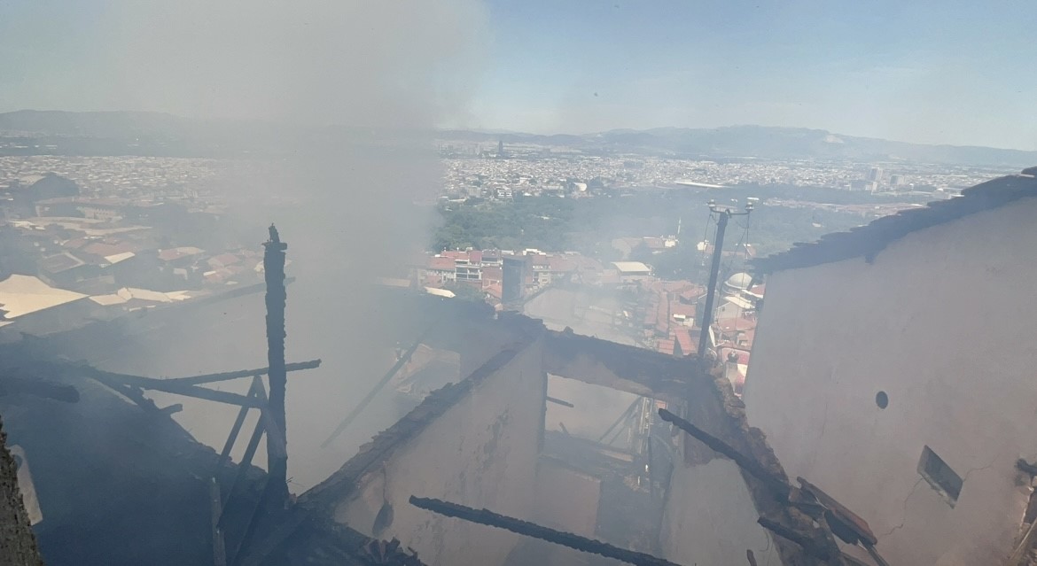 bursada 4 ev alevlere teslim oldu itfaiye dar sokakta zamana karsi mucadele veriyor 2 GvD4q9jh