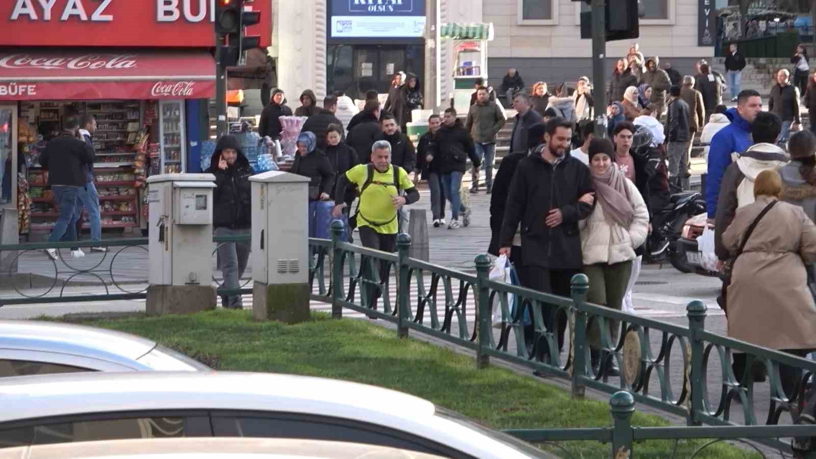 bursada 66 yasindaki esnaf oruclu halde trafige takilmamak icin iftara kosuyor 3