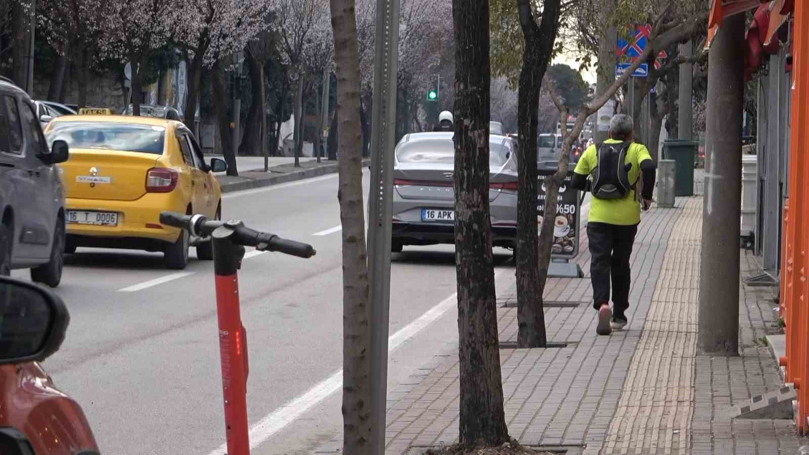 bursada 66 yasindaki esnaf oruclu halde trafige takilmamak icin iftara kosuyor 6 v6nE3OTq