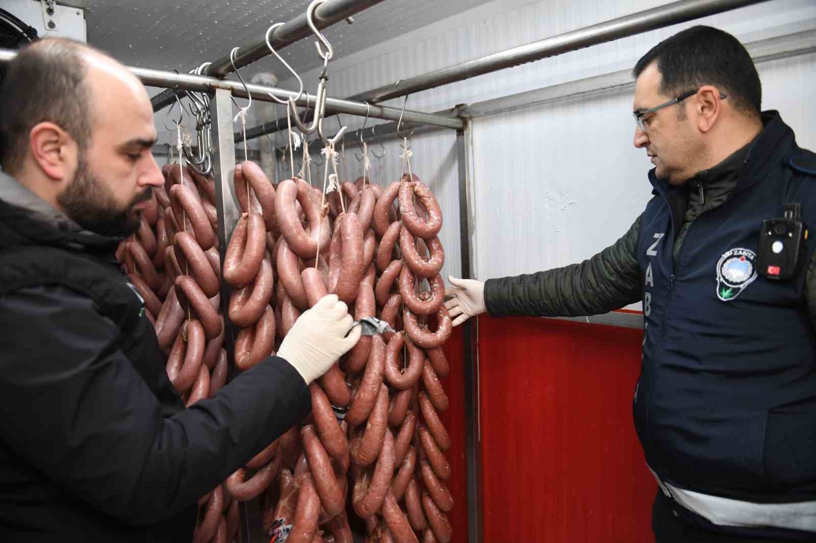 bursada 700 kilo bozuk sucuk piyasaya surulmeden imha edildi 0 VfnQnWk9