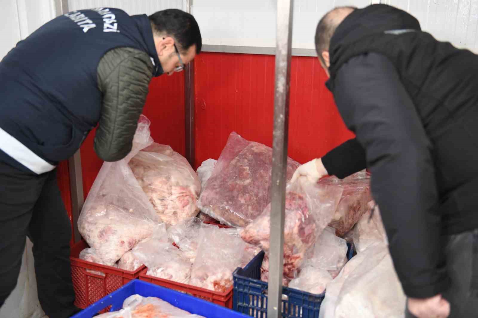 bursada 700 kilo bozuk sucuk piyasaya surulmeden imha edildi 1