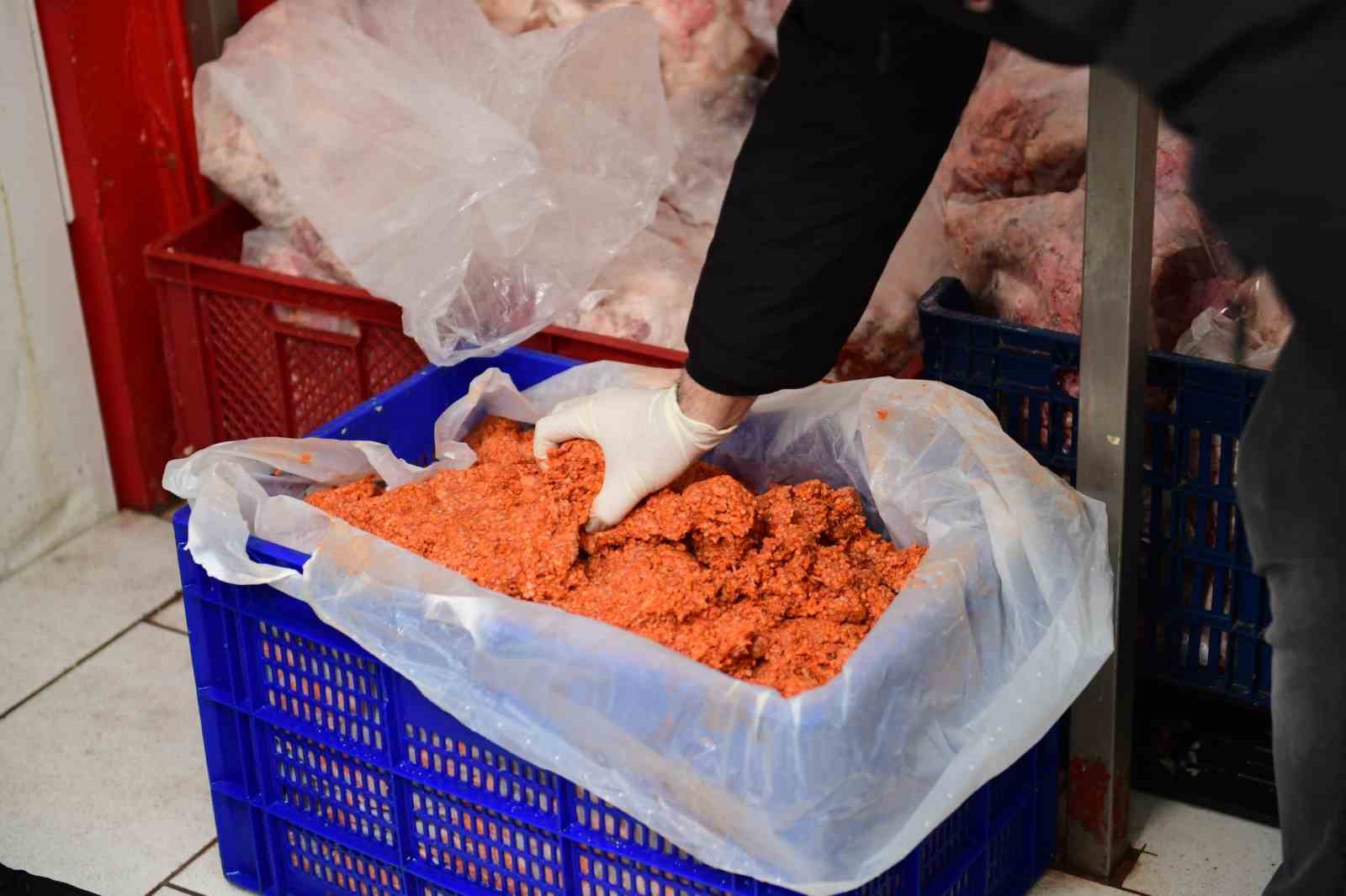 bursada 700 kilo bozuk sucuk piyasaya surulmeden imha edildi 2 9NHMLCrG