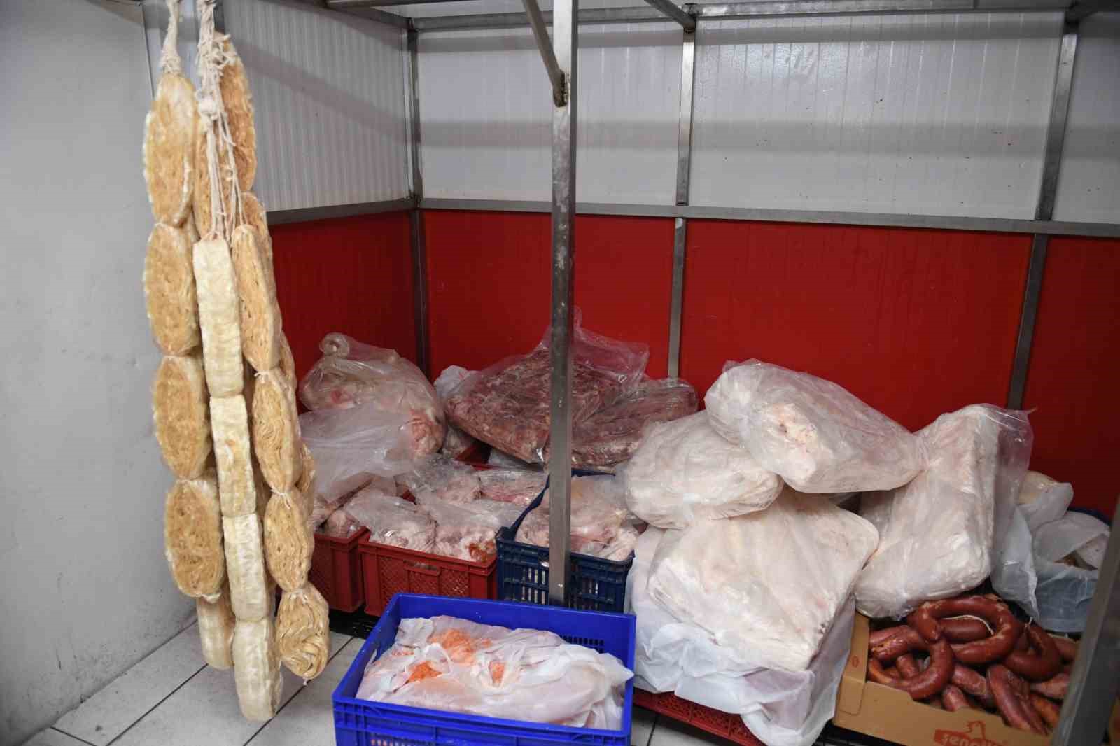 bursada 700 kilo bozuk sucuk piyasaya surulmeden imha edildi 3