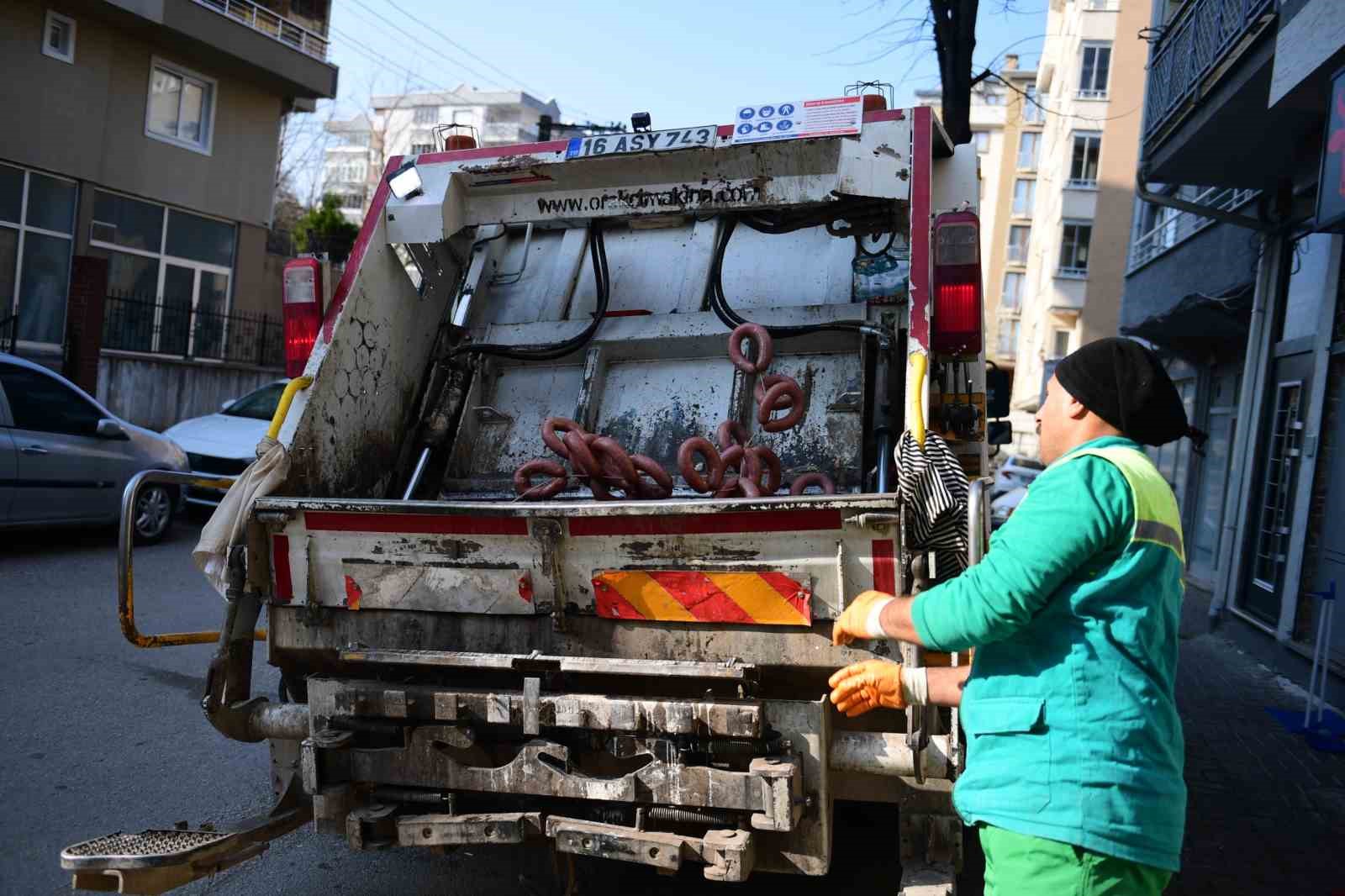 bursada 700 kilo bozuk sucuk piyasaya surulmeden imha edildi 4 LViCk1TV