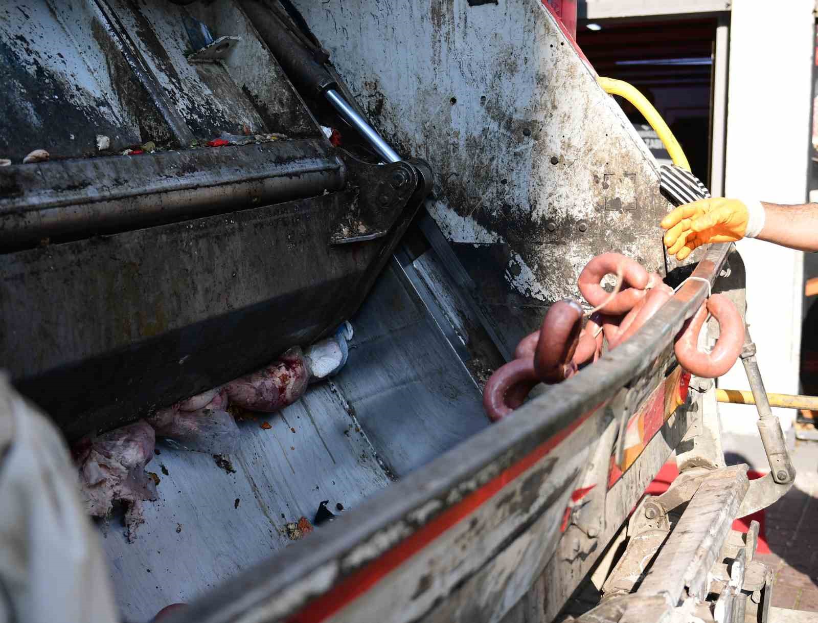 bursada 700 kilo bozuk sucuk piyasaya surulmeden imha edildi 5 K19av4Uz