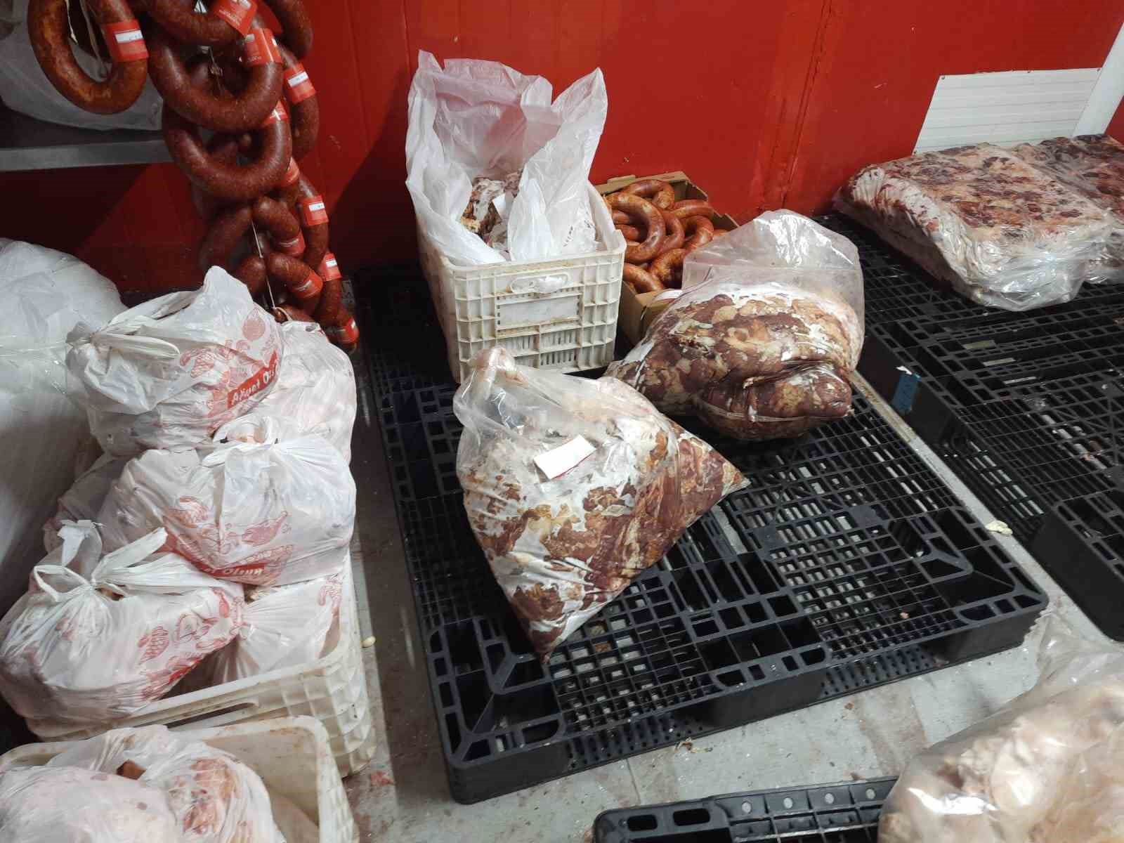 bursada 700 kilo bozuk sucuk piyasaya surulmeden imha edildi 6 k5i2S8zc