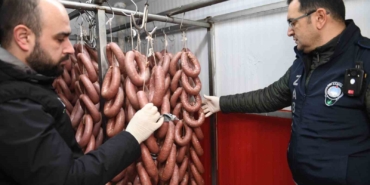 bursada-700-kilo-bozuk-sucuk-piyasaya-surulmeden-imha-edildi-bJiJnyLZ.jpg