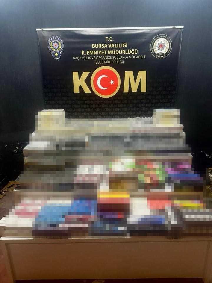 bursada 8 bin 870 paket kacak sigara ele gecirildi 0 LyAlavAF
