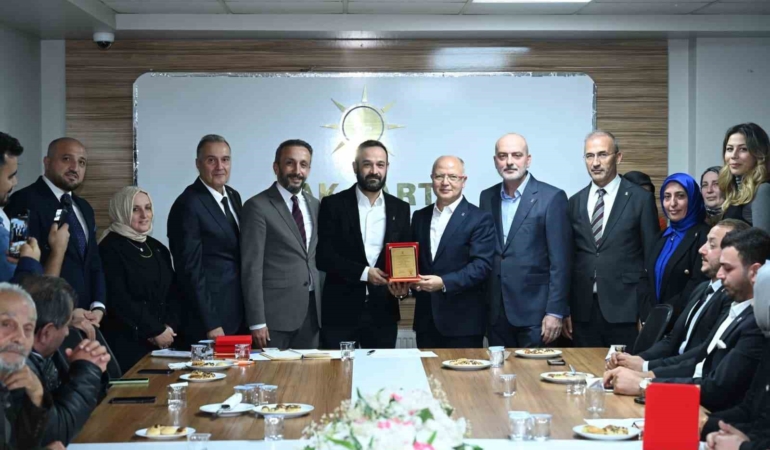 bursada-800-yeni-uye-ak-partiye-katildi-LD6l1rhV.jpg
