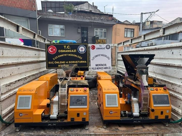 bursada 87 bin 400 adet kacak makaron sigara ele gecirildi 0 BzBIb9mn