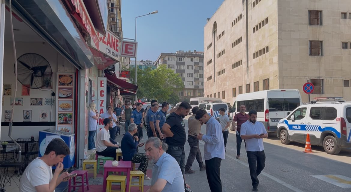 Bursa’da adliye önünde ortalık savaş alanına döndü: Masa ve sandalyeler havada uçuştu 4 bursada adliye onunde ortalik savas alanina dondu masa ve sandalyeler havada ucustu 0 kXe4Ysiq