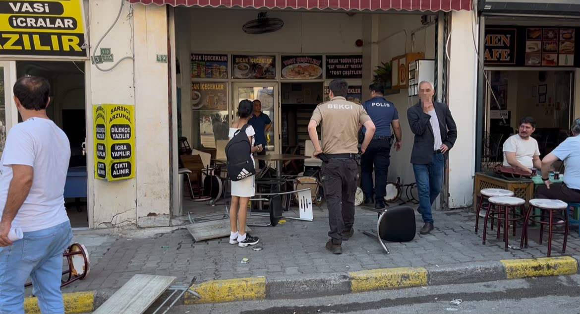 Bursa’da adliye önünde ortalık savaş alanına döndü: Masa ve sandalyeler havada uçuştu 6 bursada adliye onunde ortalik savas alanina dondu masa ve sandalyeler havada ucustu 2 MRtjfVF7