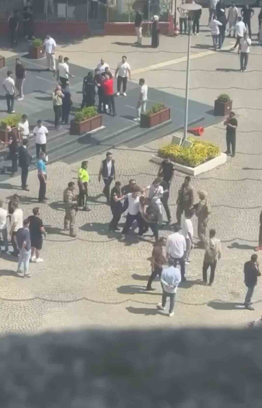Bursa’da adliye önünde ortalık savaş alanına döndü: Masa ve sandalyeler havada uçuştu 7 bursada adliye onunde ortalik savas alanina dondu masa ve sandalyeler havada ucustu 3 CSMzA46p