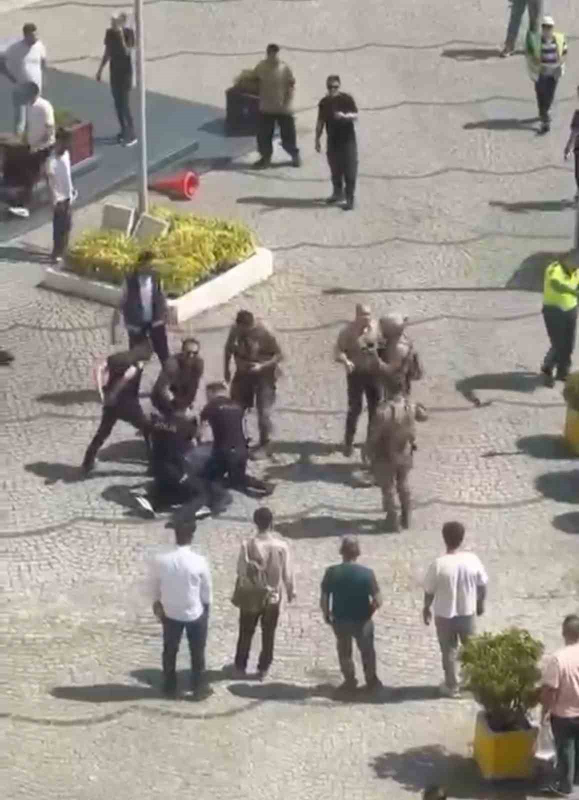 Bursa’da adliye önünde ortalık savaş alanına döndü: Masa ve sandalyeler havada uçuştu 8 bursada adliye onunde ortalik savas alanina dondu masa ve sandalyeler havada ucustu 4 uRpUlyDn