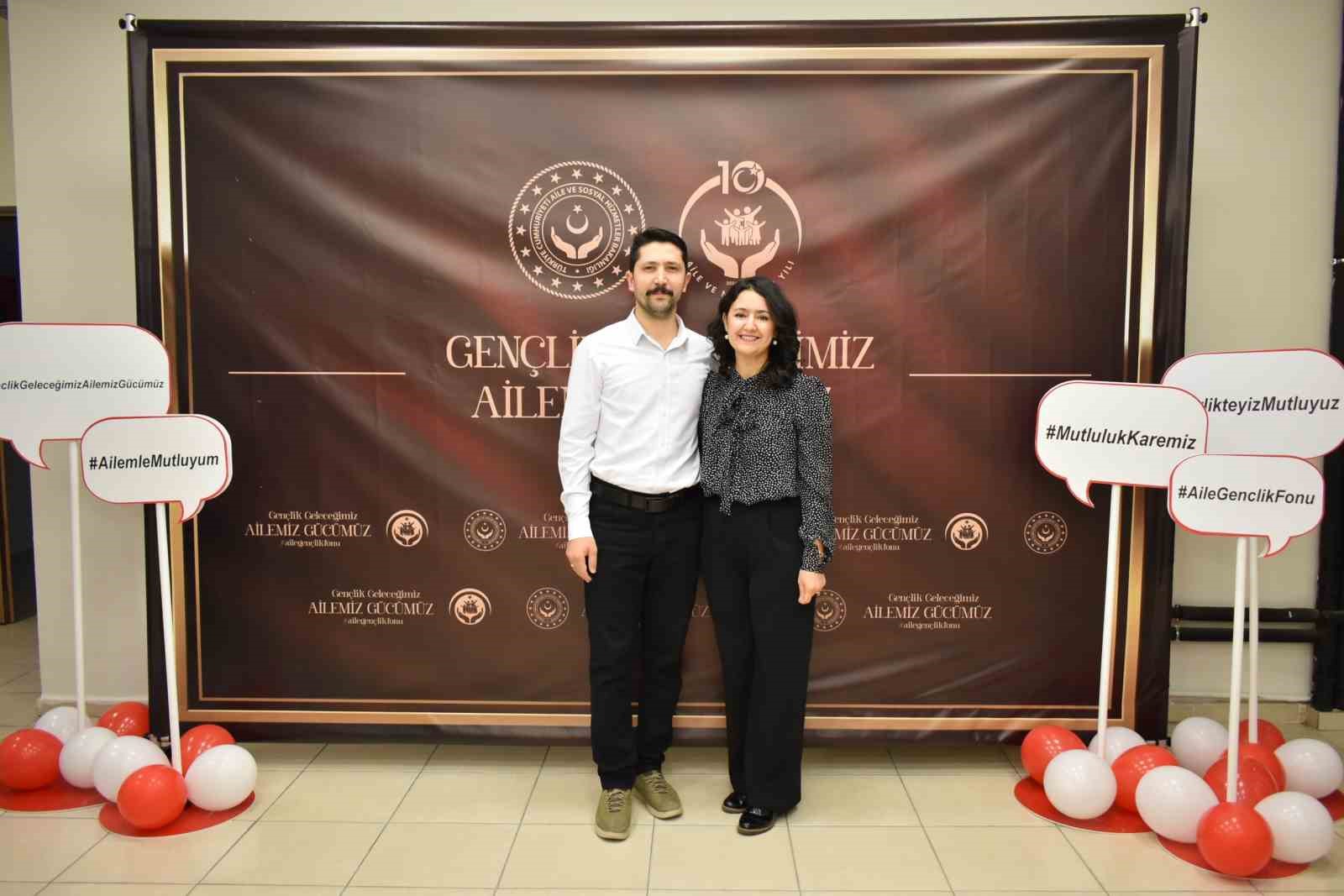bursada aile yilinda genclere guclu destek 1 IvcEwUkA