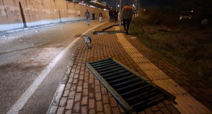 bursada akil almaz trafik kazasi demir bariyerler araclarin uzerine dustu 2 OiqnVlui