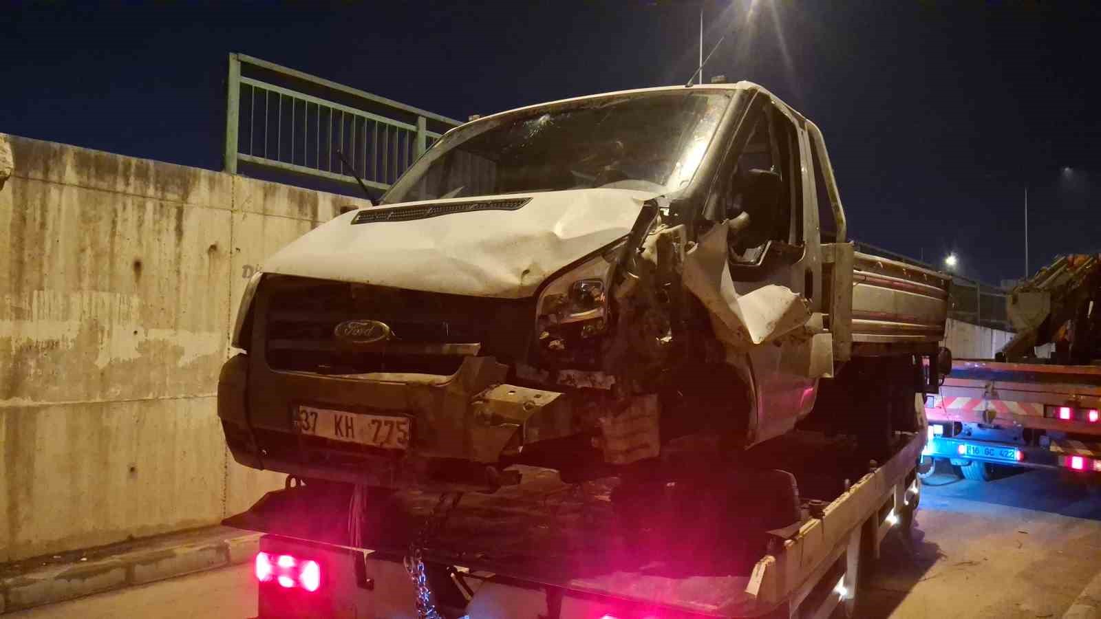 bursada akil almaz trafik kazasi demir bariyerler araclarin uzerine dustu 3 6145ijKK