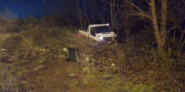 bursada-akil-almaz-trafik-kazasi-demir-bariyerler-araclarin-uzerine-dustu-Bwrjt241.jpg