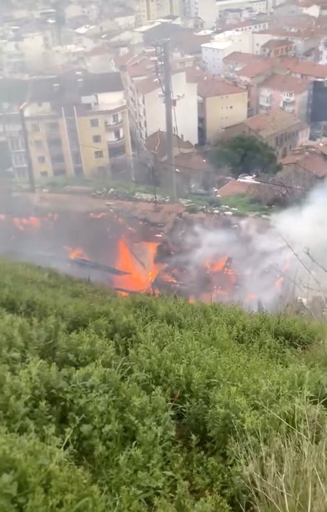 bursada alev alev yanan ev kullanilmaz hale geldi 0 yLYCyfXT