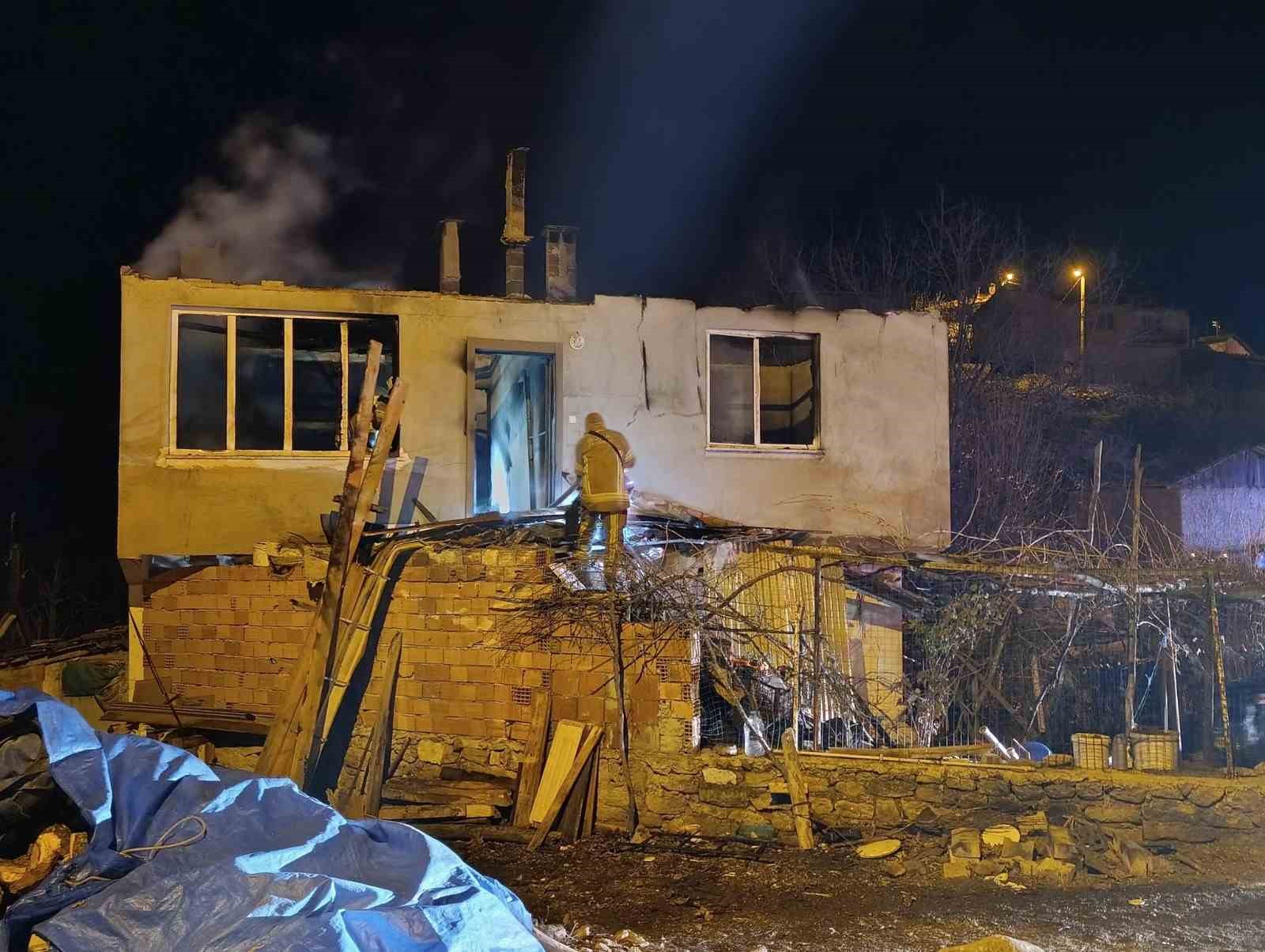 bursada alevli gecekoy evi alevlere teslim oldu 3 dFINK8UZ