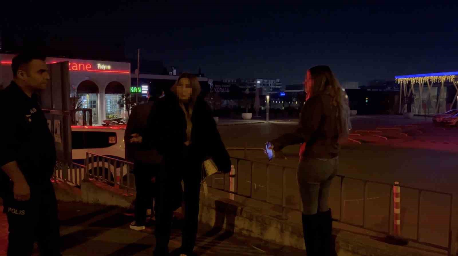 bursada alkollu genc kizlar ortaligi karistirdi yol kenarinda bekleyen surucu ve aracina saldirdilar 2 ca9b6QEL