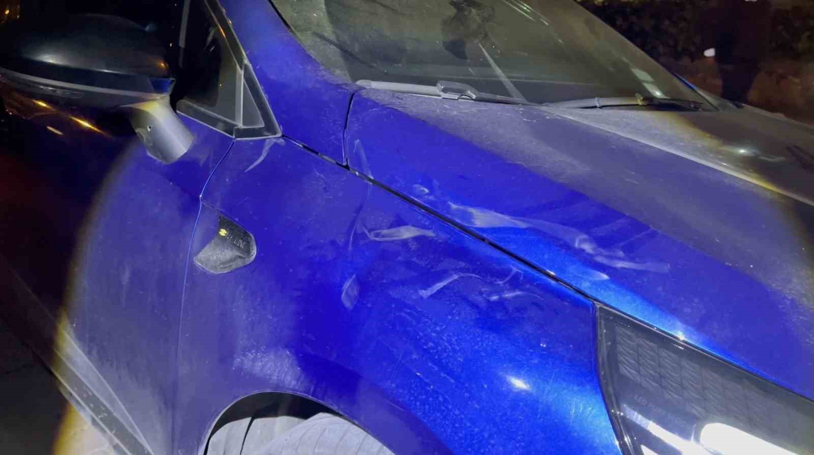 bursada alkollu genc kizlar ortaligi karistirdi yol kenarinda bekleyen surucu ve aracina saldirdilar 3 MkKD5vR7