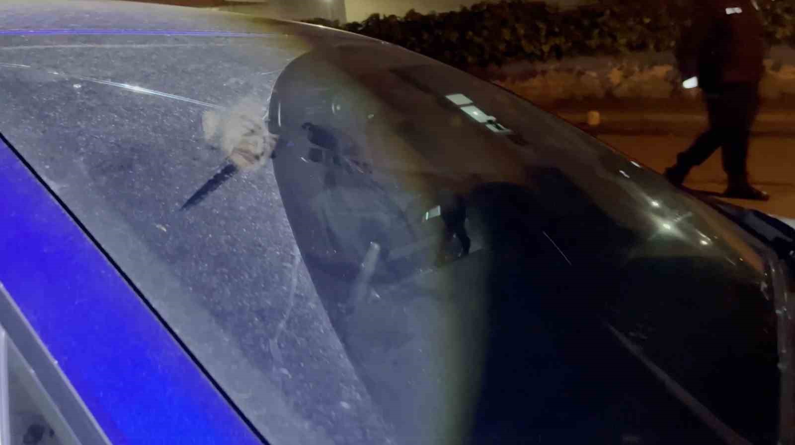 bursada alkollu genc kizlar ortaligi karistirdi yol kenarinda bekleyen surucu ve aracina saldirdilar 4 9FiR7Z81