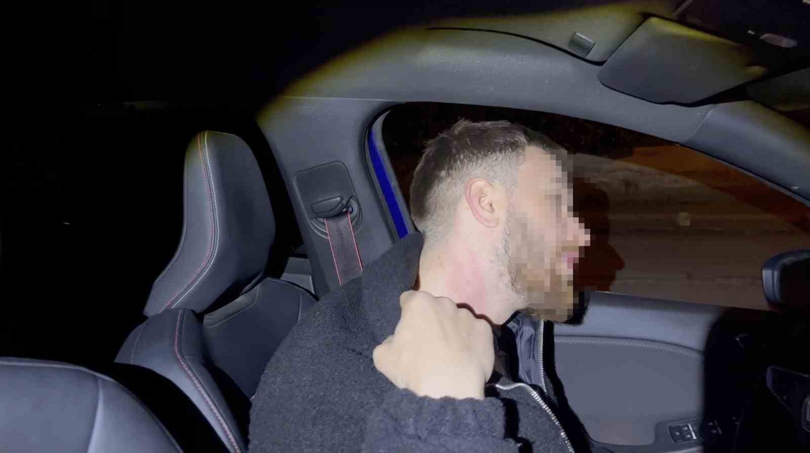 bursada alkollu genc kizlar ortaligi karistirdi yol kenarinda bekleyen surucu ve aracina saldirdilar 6 2AZjZEc3