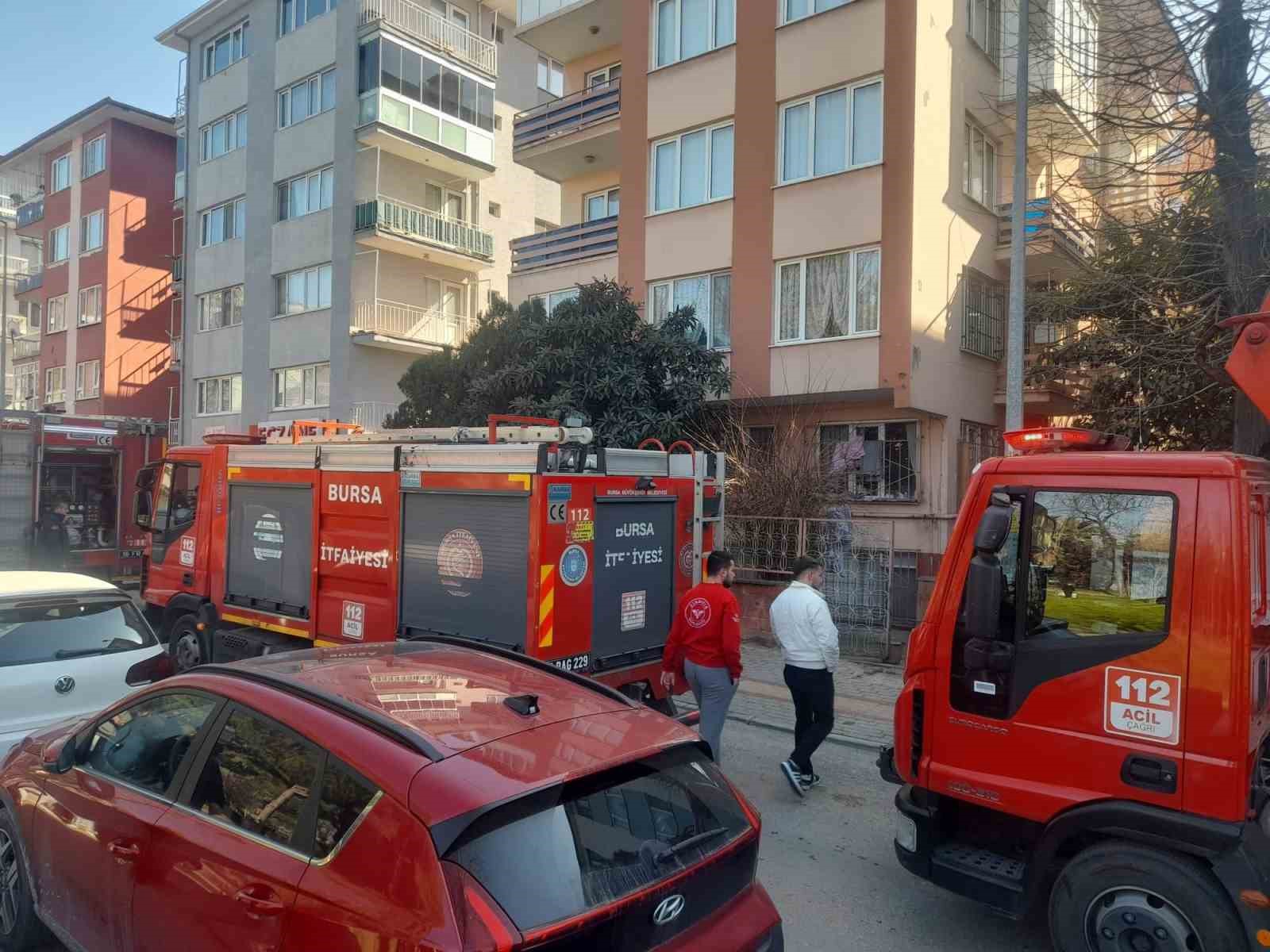bursada apartman catisinda yangin panigi 1 zlgdJ7LZ