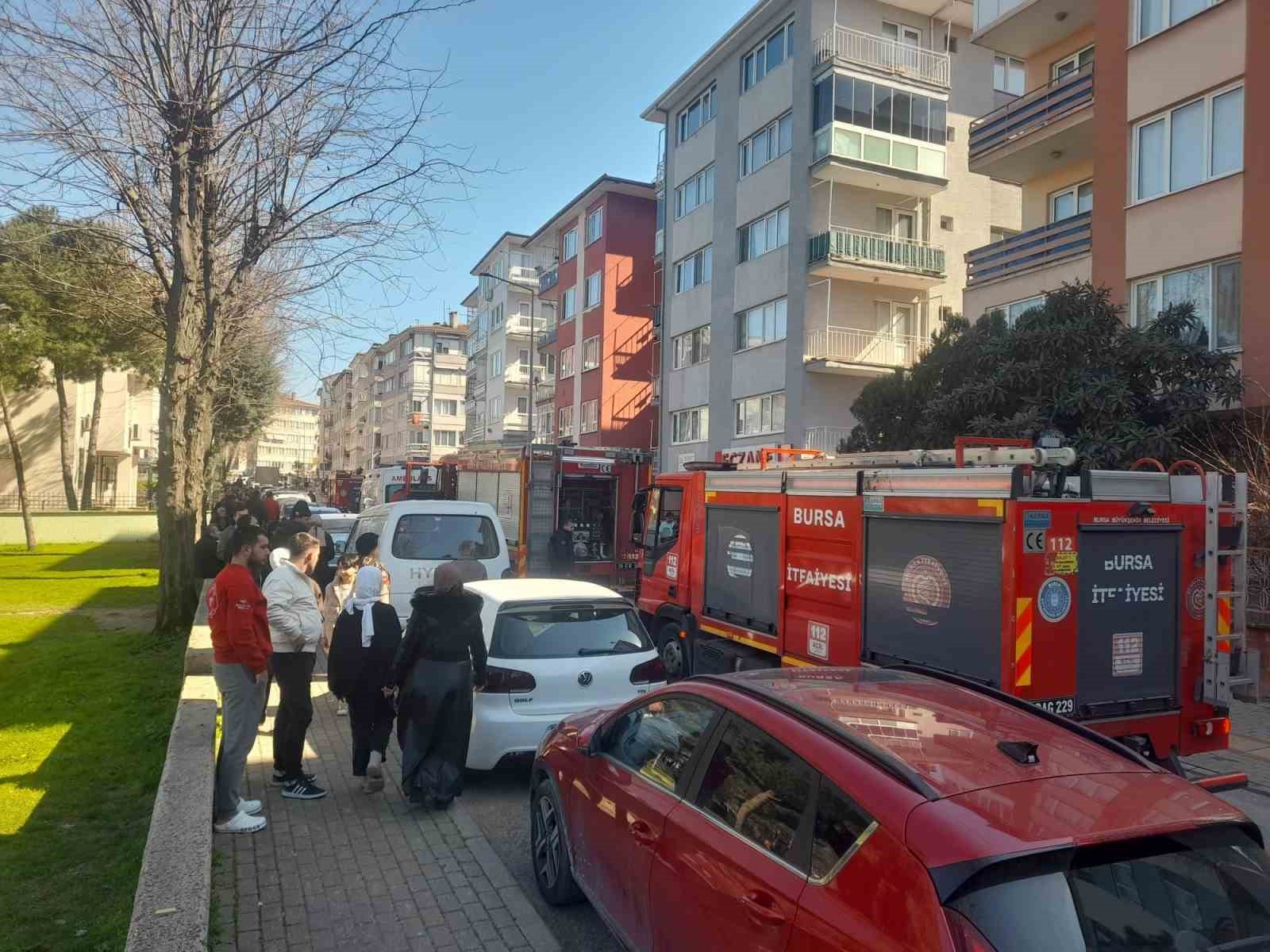 bursada apartman catisinda yangin panigi 3 MCRUe5uc